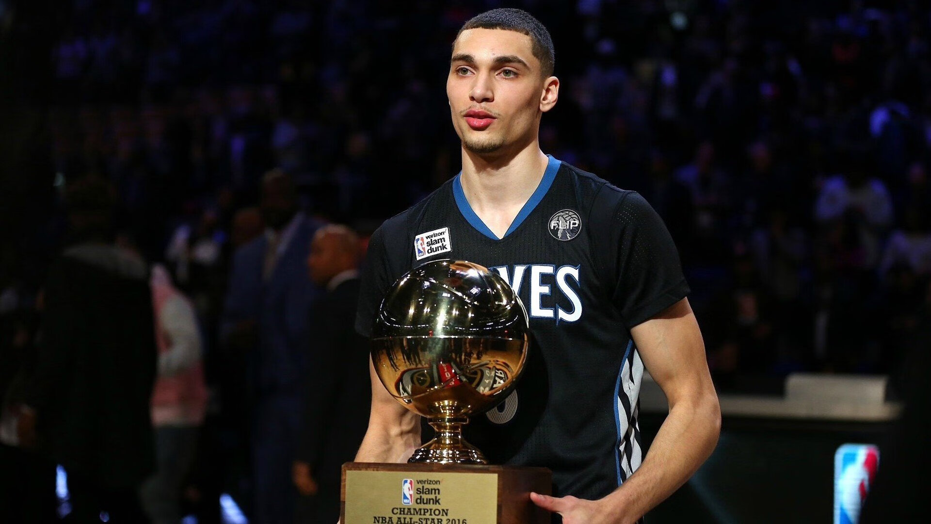 开云下载-雄鹿粉碎新疆队,锡安成为关键先生,当东方雄鹰遇上西方猛兽